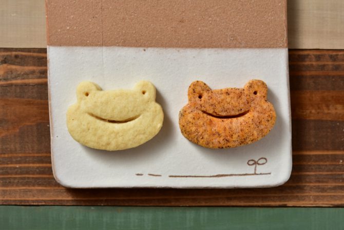 アレルギーや授乳中でも安心、卵乳小麦不使用の岐阜県美濃加茂市の「おやつのアトリエ モコ」が販売している、「カエルさんクッキー」の写真。