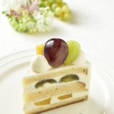 卵アレルギー、乳アレルギーや授乳中でも安心、名古屋、一宮、岐阜、多治見、各務原から多数来店、全国にも発送可能な岐阜県美濃加茂市のケーキ屋、「卵、乳製品、白砂糖をつかわない　おやつのアトリエ モコ」が販売している、「卵、乳、小麦、白砂糖不使用、グルテンフリーの長野県産減農薬葡萄と黄金桃のショートケーキ」の写真。