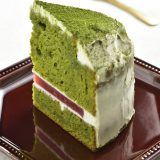 卵アレルギー、乳アレルギーや授乳中でも安心、名古屋、一宮、岐阜、多治見、各務原、豊田から多数来店、全国にも発送可能な岐阜県美濃加茂市のケーキ屋、「卵、乳製品、白砂糖をつかわない　おやつのアトリエ モコ」が販売している、「卵、乳、小麦、白砂糖不使用、グルテンフリーの抹茶のヴィクトリアケーキ」の写真。