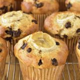 卵アレルギー、乳アレルギーや授乳中でも安心、名古屋、一宮、岐阜、多治見、各務原、豊田から多数来店、全国にも発送可能な岐阜県美濃加茂市のケーキ屋、「卵、乳製品、白砂糖をつかわない　おやつのアトリエ モコ」が販売している、「卵、乳、小麦、白砂糖不使用、グルテンフリーのバナナとキャロブチップのマフィン」の写真。