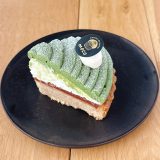 卵アレルギー、乳アレルギーや授乳中でも安心、名古屋、一宮、岐阜、多治見、各務原、豊田から多数来店、全国にも発送可能な岐阜県美濃加茂市のケーキ屋、「卵、乳製品、白砂糖をつかわない　おやつのアトリエ モコ」が販売している、「卵、乳、小麦、白砂糖不使用、グルテンフリーの抹茶のカシューナッツクリームタルト」の写真。