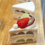 卵アレルギー、乳アレルギーや授乳中でも安心、名古屋、一宮、岐阜、多治見、各務原、豊田から多数来店、全国にも発送可能な岐阜県美濃加茂市のケーキ屋、「卵、乳製品、白砂糖をつかわない　おやつのアトリエ モコ」が販売している、「卵、乳、小麦、白砂糖不使用、グルテンフリーの季節のフルーツショートケーキ」の写真