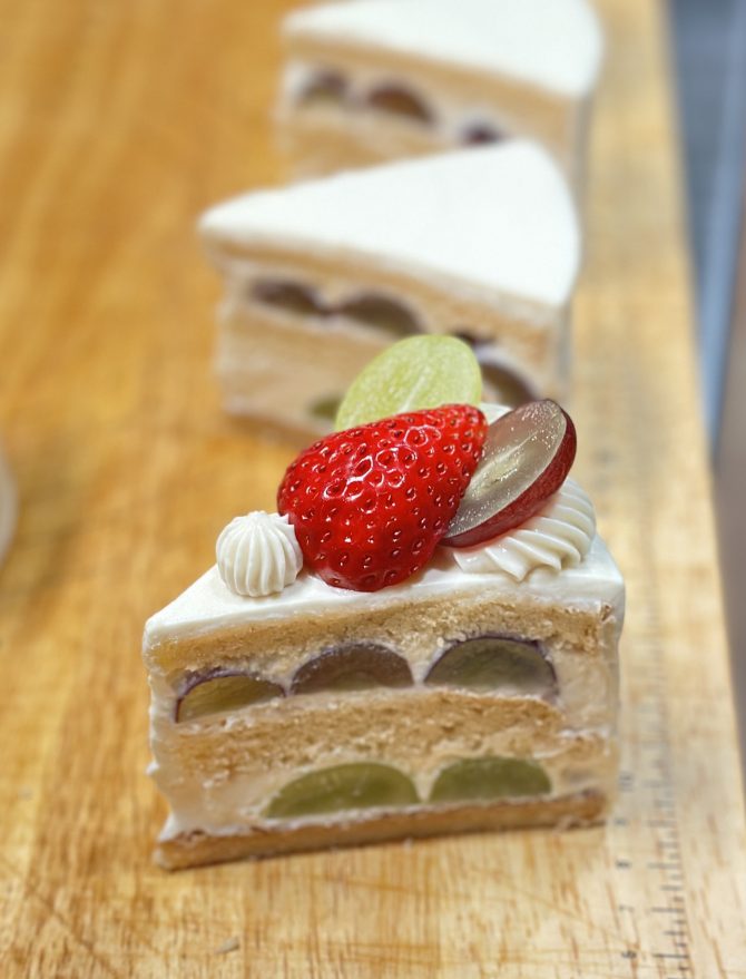 卵アレルギー、乳アレルギーや授乳中でも安心、名古屋、一宮、岐阜、多治見、各務原、豊田から多数来店、全国にも発送可能な岐阜県美濃加茂市のケーキ屋、「卵、乳製品、白砂糖をつかわない おやつのアトリエ モコ」が販売している、「卵、乳、小麦、白砂糖不使用、グルテンフリーの季節のフルーツショートケーキ」の写真