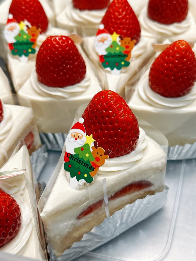 卵アレルギー、乳アレルギーや授乳中でも安心、名古屋、一宮、岐阜、多治見、各務原から多数来店、全国にも発送可能な岐阜県美濃加茂市のケーキ屋、「卵、乳製品、白砂糖をつかわない おやつのアトリエ モコ」が販売している、「卵、乳、小麦、白砂糖不使用、グルテンフリーのいちごのショートケーキ」の写真。