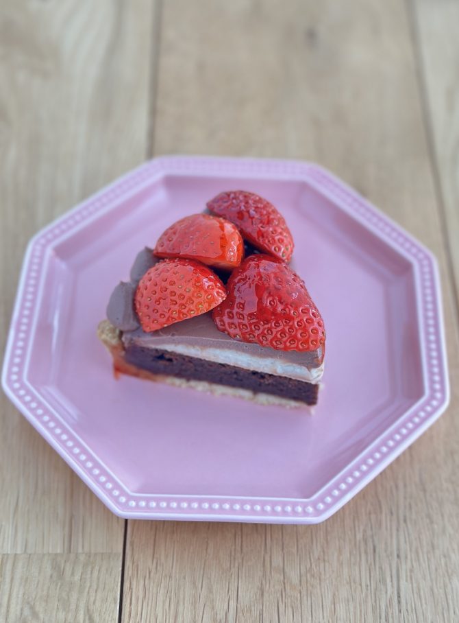 卵アレルギー、乳アレルギーや授乳中でも安心、名古屋、一宮、岐阜、多治見、各務原、豊田から多数来店、全国にも発送可能な岐阜県美濃加茂市のケーキ屋、「卵、乳製品、白砂糖をつかわない おやつのアトリエ モコ」が販売している、「卵、乳、小麦、白砂糖不使用、グルテンフリーのいちごのショコラタルト」の写真。