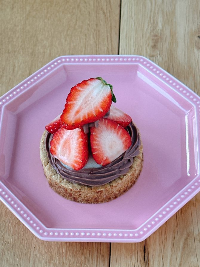 卵アレルギー、乳アレルギーや授乳中でも安心、名古屋、一宮、岐阜、多治見、各務原、豊田から多数来店、全国にも発送可能な岐阜県美濃加茂市のケーキ屋、「卵、乳製品、白砂糖をつかわない おやつのアトリエ モコ」が販売している、「卵、乳、小麦、白砂糖不使用、グルテンフリーのいちごのショコラタルトレット」の写真。