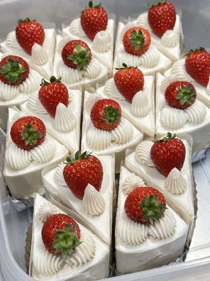 卵アレルギー、乳アレルギーや授乳中でも安心、名古屋、一宮、岐阜、多治見、各務原から多数来店、全国にも発送可能な岐阜県美濃加茂市のケーキ屋、「卵、乳製品、白砂糖をつかわない おやつのアトリエ モコ」が販売している、「卵、乳、小麦、白砂糖不使用、グルテンフリーのいちごのショートケーキ」の写真。