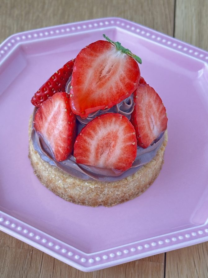 卵アレルギー、乳アレルギーや授乳中でも安心、名古屋、一宮、岐阜、多治見、各務原、豊田から多数来店、全国にも発送可能な岐阜県美濃加茂市のケーキ屋、「卵、乳製品、白砂糖をつかわない　おやつのアトリエ モコ」が販売している、「卵、乳、小麦、白砂糖不使用、グルテンフリーのいちごのショコラタルトレット」の写真。