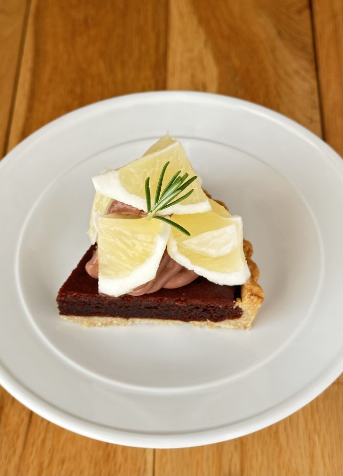 卵アレルギー、乳アレルギーや授乳中でも安心、名古屋、一宮、岐阜、多治見、各務原、豊田から多数来店、全国にも発送可能な岐阜県美濃加茂市のケーキ屋、「卵、乳製品、白砂糖をつかわない　おやつのアトリエ モコ」が販売している、「卵、乳、小麦、白砂糖不使用、グルテンフリーの日向夏のショコラタルト」の写真。